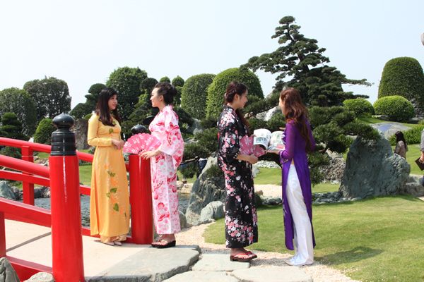 chụp ảnh theo nhóm tại công viên rin rin park