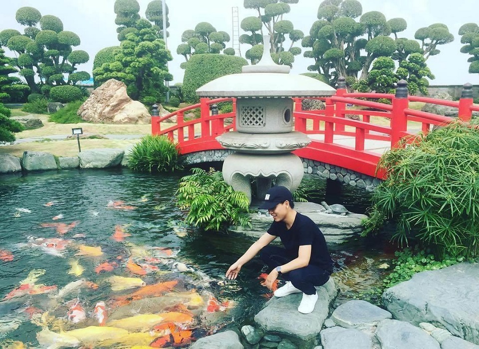 chụp ảnh tại công viên cá koi hóc môn